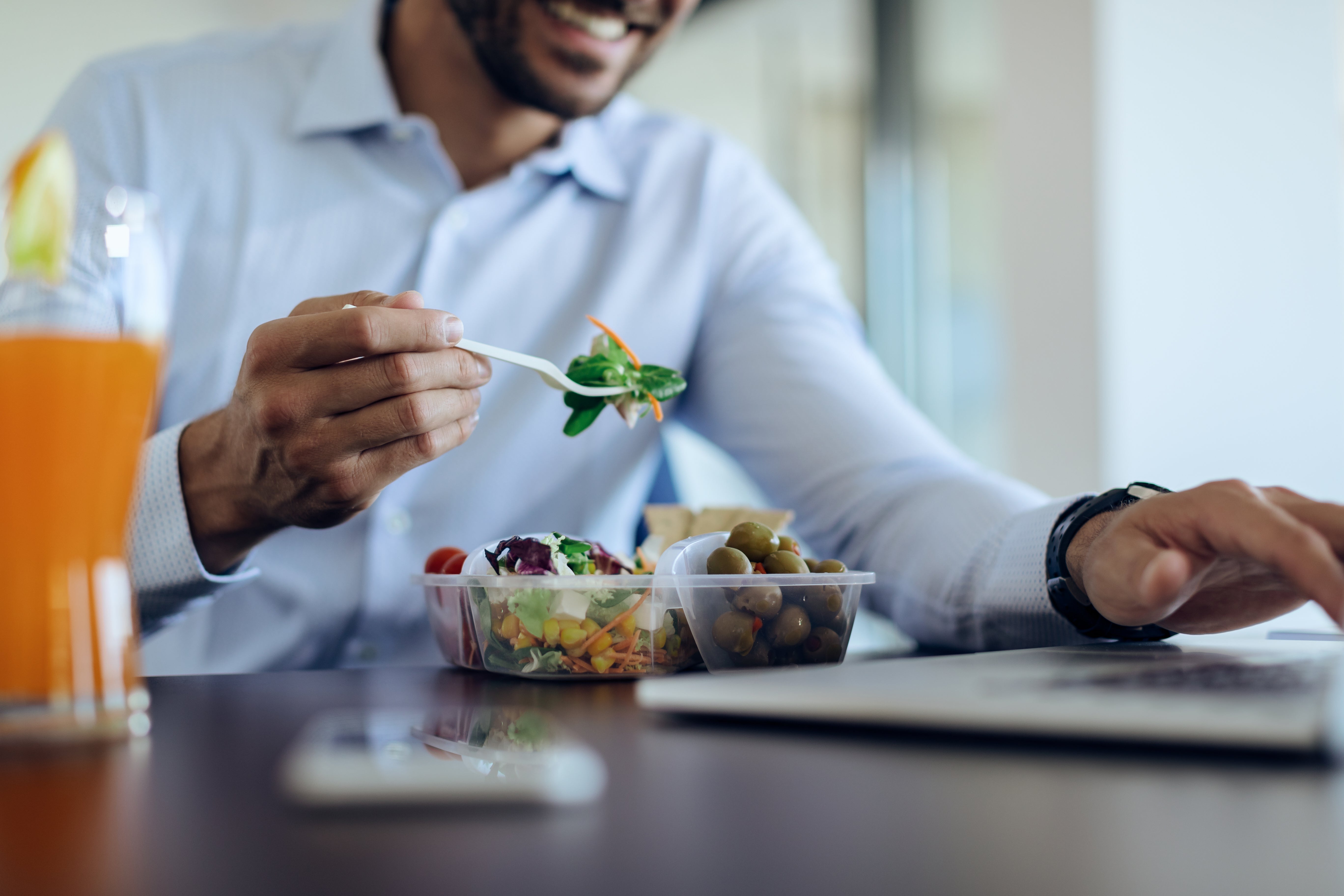 Pausa pranzo in ufficio: 5 consigli per mangiare sano